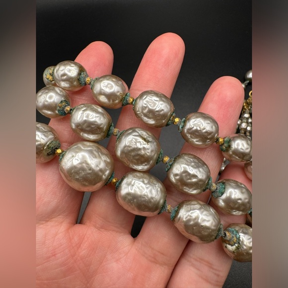 Vintage signed MIRIAM HASKELL Pearls Three Strand Necklace 13'' with 2.5“ extend - Picture 11 of 16